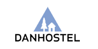 Danhostel logo med blåt bjerg, grantræ og hytte.