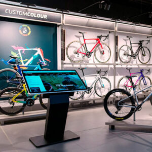 Lej et interaktivt touch-bord til messer og konferencer står opstillet hos en cykelhandler.