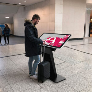 Lej et interaktivt touch-bord til messer og konferencer står opstillet i et storcenter.
