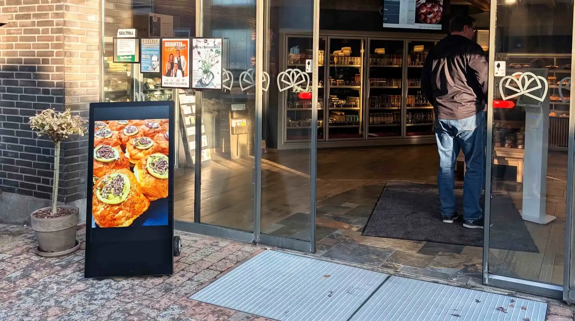 Batteridrevet a-skilt opstillet foran Billund Bageri