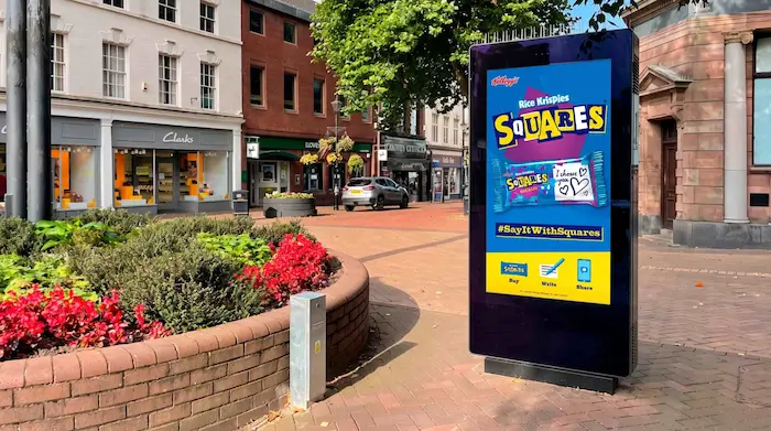 Digital signage til virksomheder: udendørs totem viser video og reklamer
