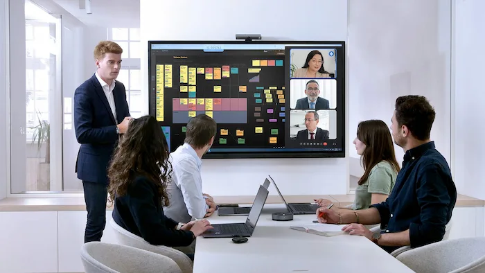 Digital signage til virksomheder: interaktivt smartboard i mødelokale